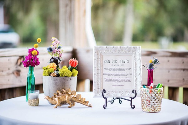 outdoor-wedding-with-bright-color