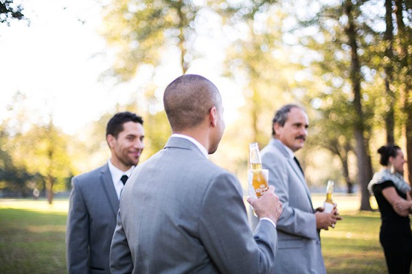 outdoor-wedding-with-bright-color