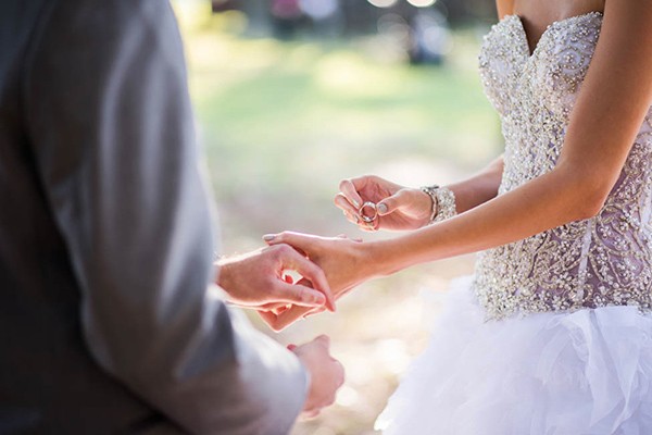 outdoor-wedding-with-bright-color