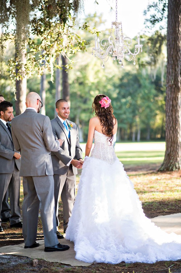 outdoor-wedding-with-bright-color