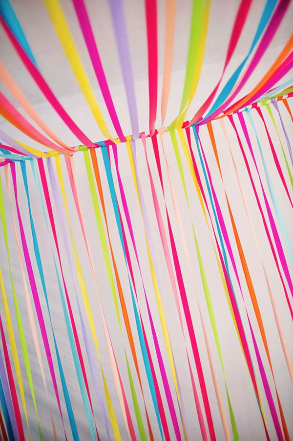 outdoor-wedding-with-bright-color
