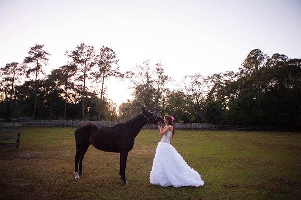 outdoor-wedding-with-bright-color