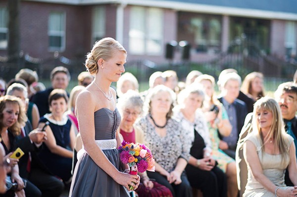 outdoor-wedding-with-bright-color