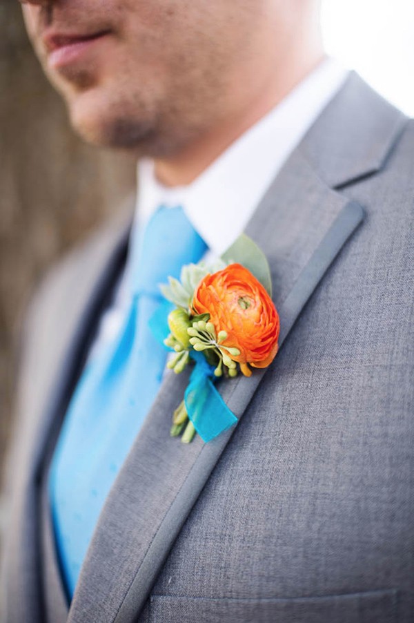 outdoor-wedding-with-bright-color
