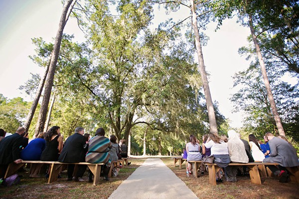 outdoor-wedding-with-bright-color