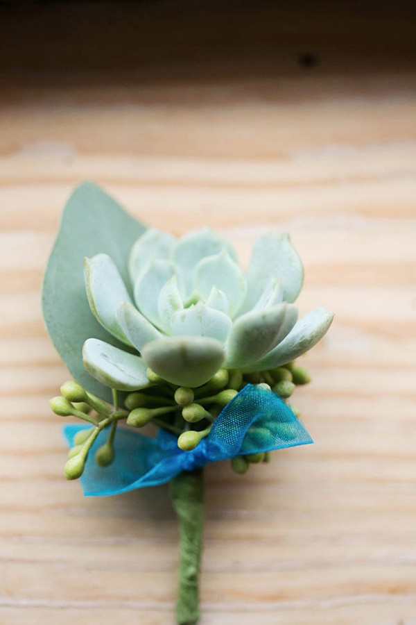 outdoor-wedding-with-bright-color