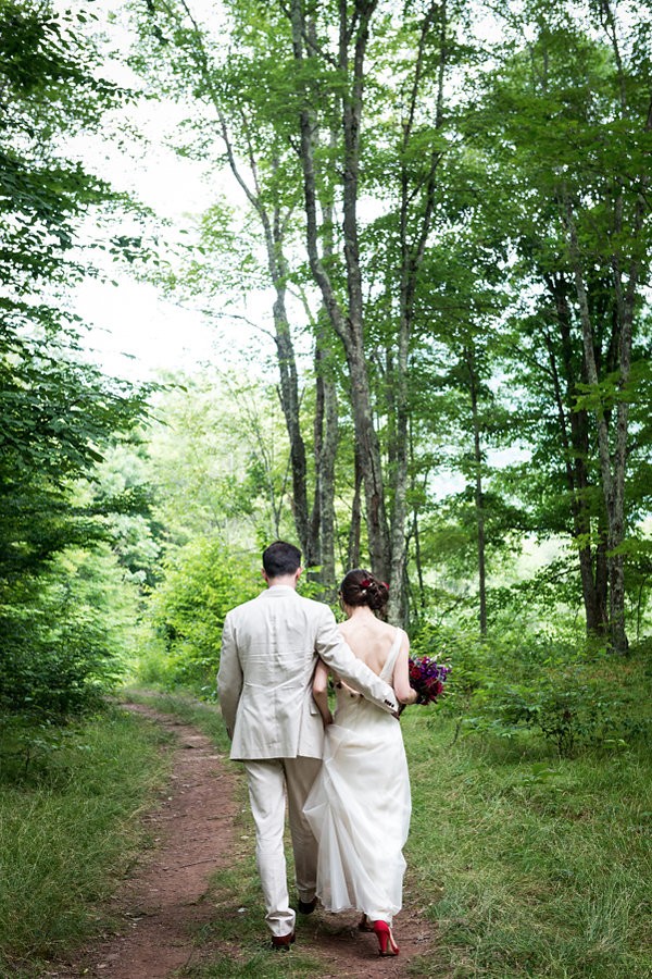 quiet-wedding-in-the-woods-at-the