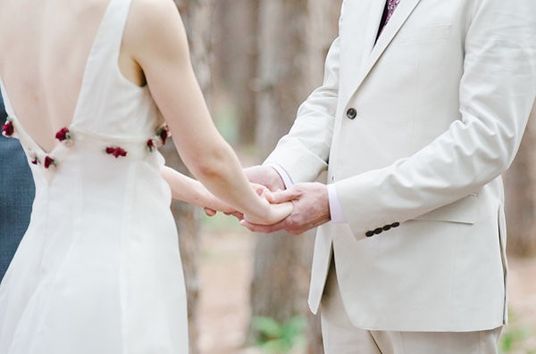 quiet-wedding-in-the-woods-at-the