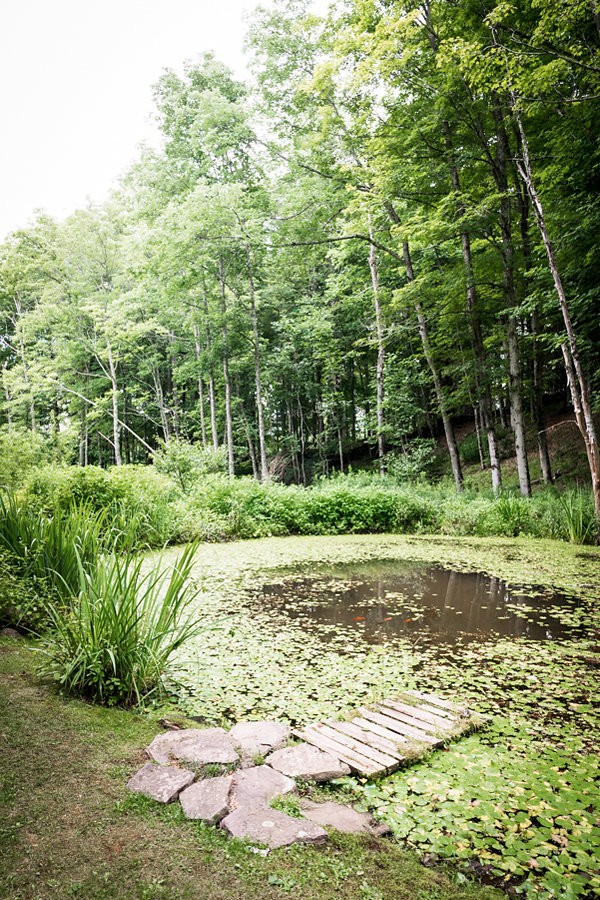 quiet-wedding-in-the-woods-at-the