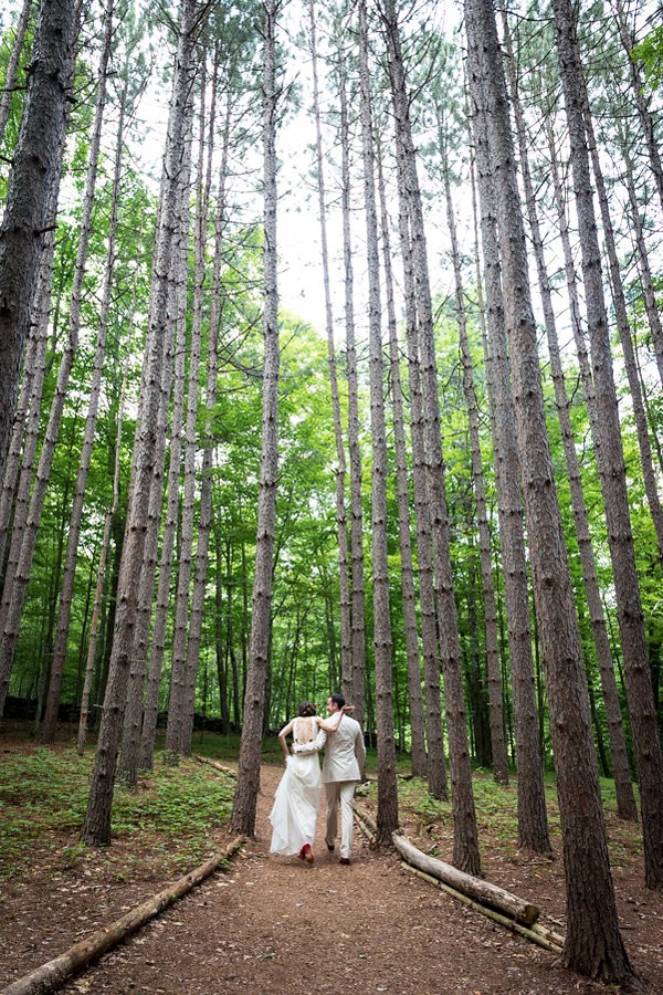 quiet-wedding-in-the-woods-at-the