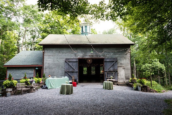quiet-wedding-in-the-woods-at-the
