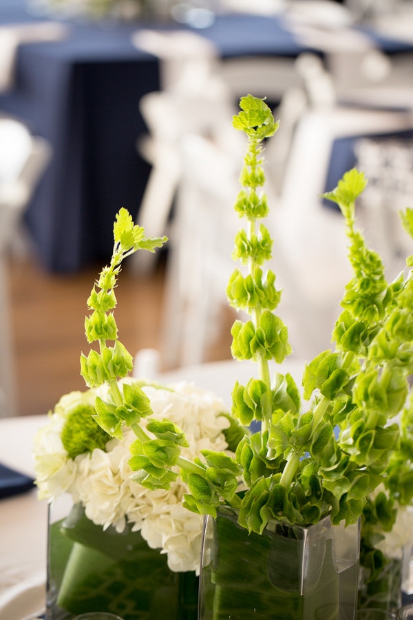 modern-museum-wedding-in-navy-and-white