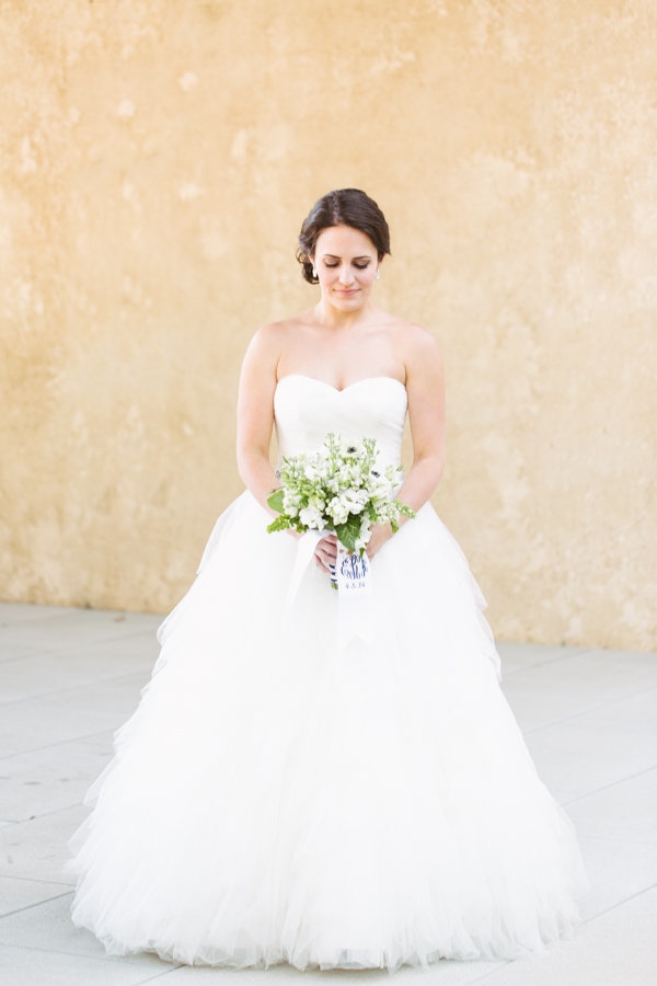 modern-museum-wedding-in-navy-and-white
