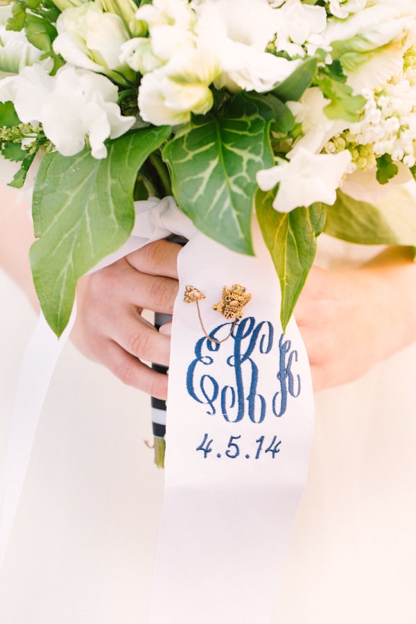 modern-museum-wedding-in-navy-and-white