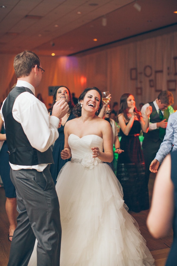 modern-museum-wedding-in-navy-and-white