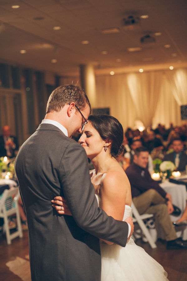modern-museum-wedding-in-navy-and-white