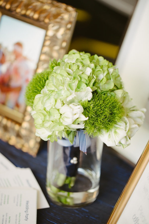 modern-museum-wedding-in-navy-and-white