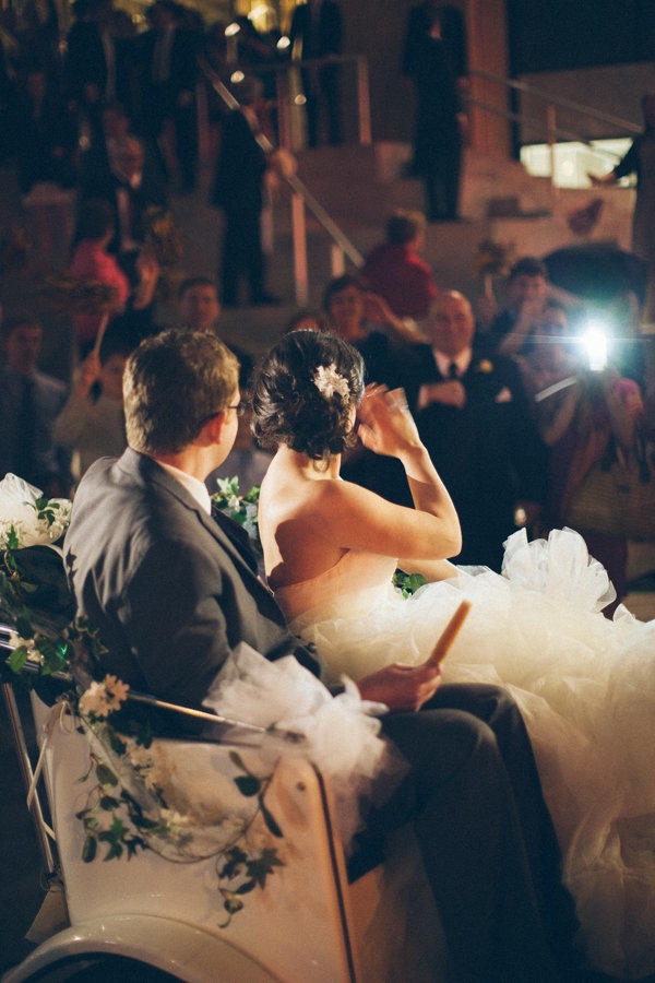 modern-museum-wedding-in-navy-and-white