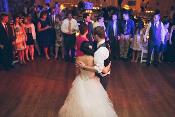 modern-museum-wedding-in-navy-and-white