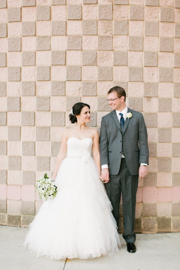 modern-museum-wedding-in-navy-and-white
