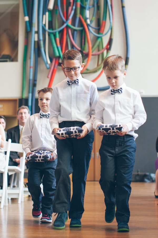 modern-museum-wedding-in-navy-and-white