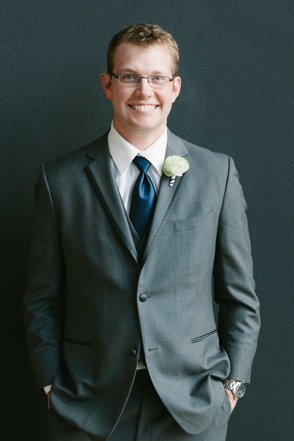 modern-museum-wedding-in-navy-and-white