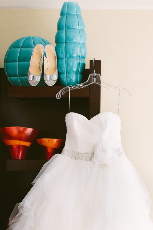 modern-museum-wedding-in-navy-and-white