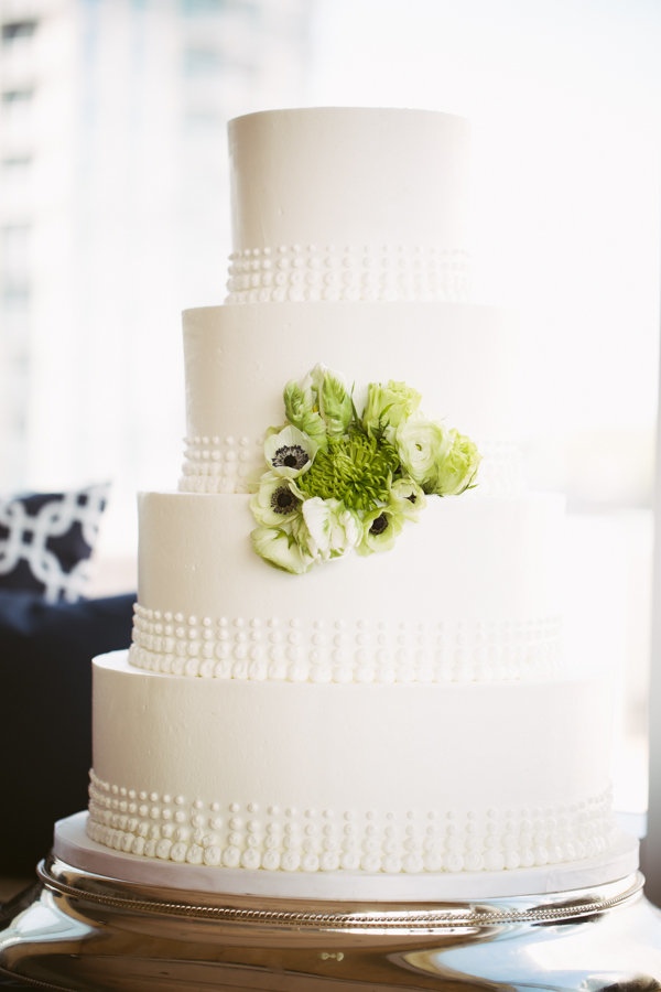 modern-museum-wedding-in-navy-and-white