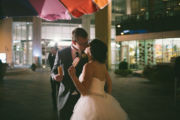 modern-museum-wedding-in-navy-and-white