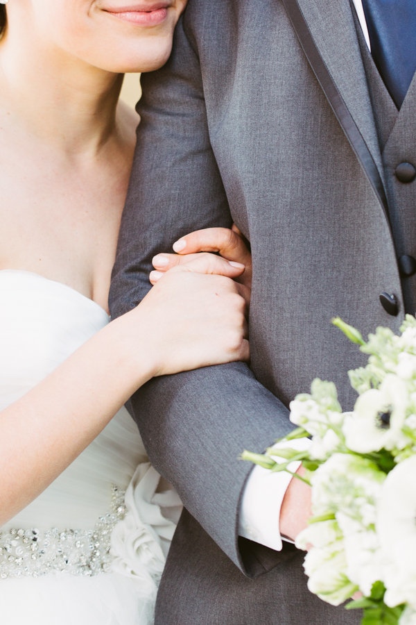 modern-museum-wedding-in-navy-and-white