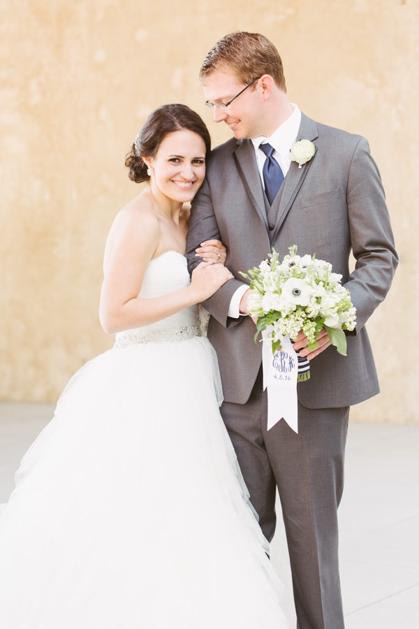 modern-museum-wedding-in-navy-and-white