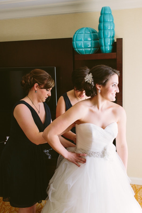 modern-museum-wedding-in-navy-and-white