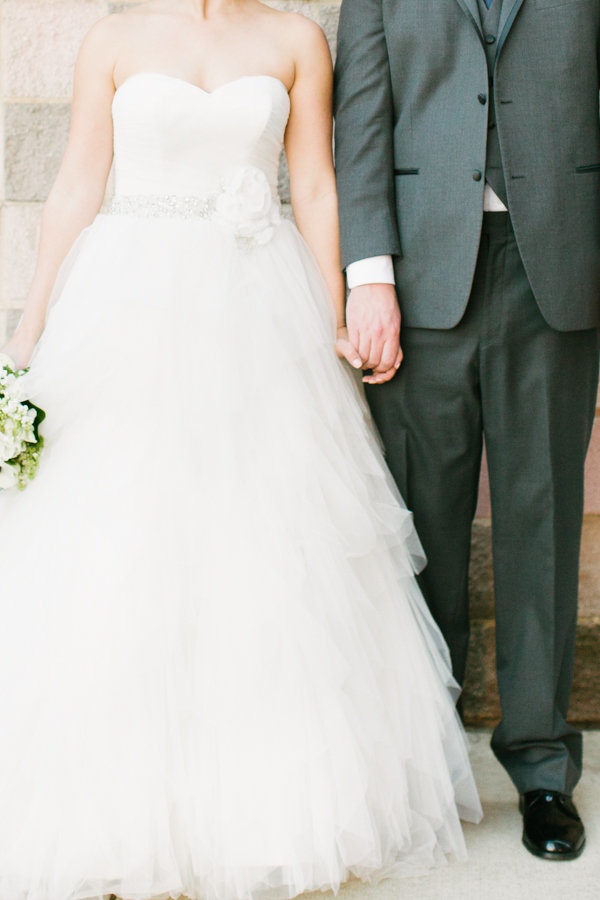 modern-museum-wedding-in-navy-and-white