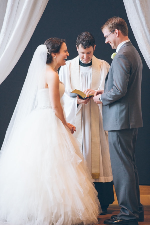 modern-museum-wedding-in-navy-and-white