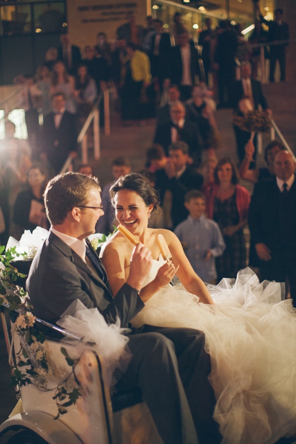 modern-museum-wedding-in-navy-and-white