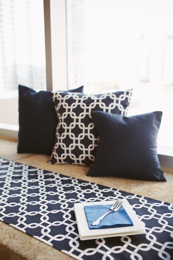 modern-museum-wedding-in-navy-and-white