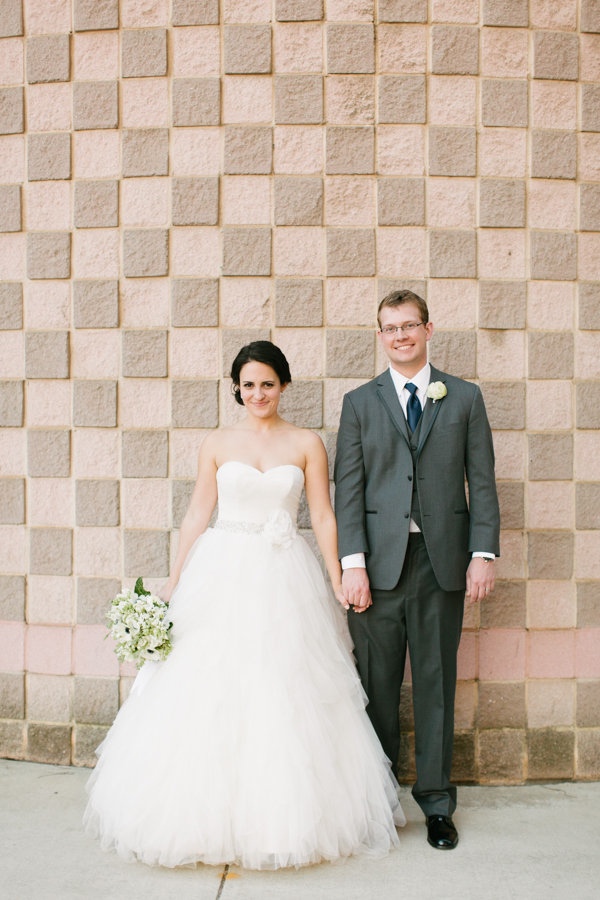 modern-museum-wedding-in-navy-and-white
