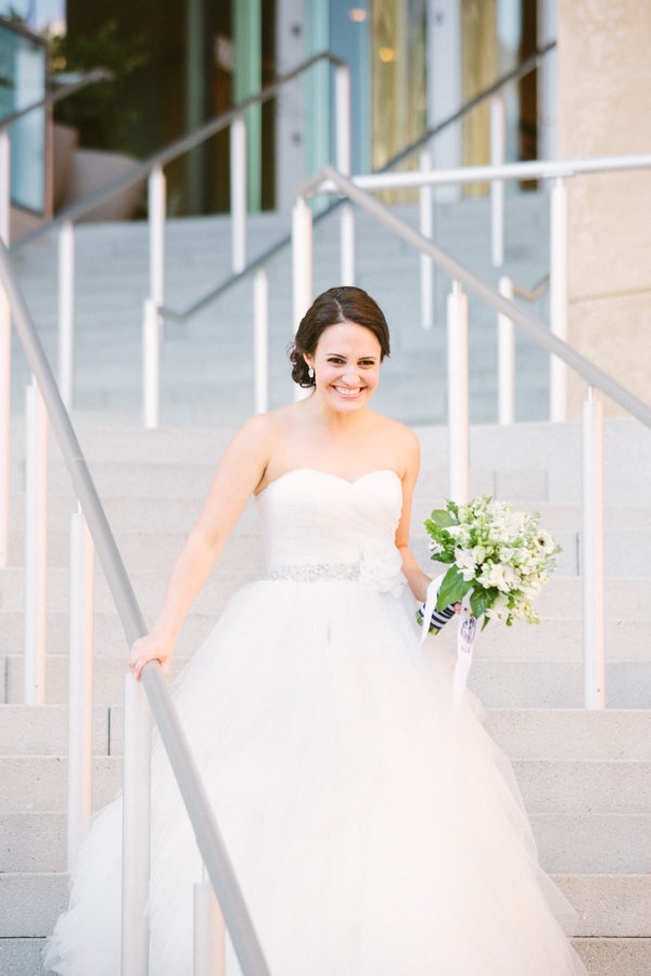 modern-museum-wedding-in-navy-and-white