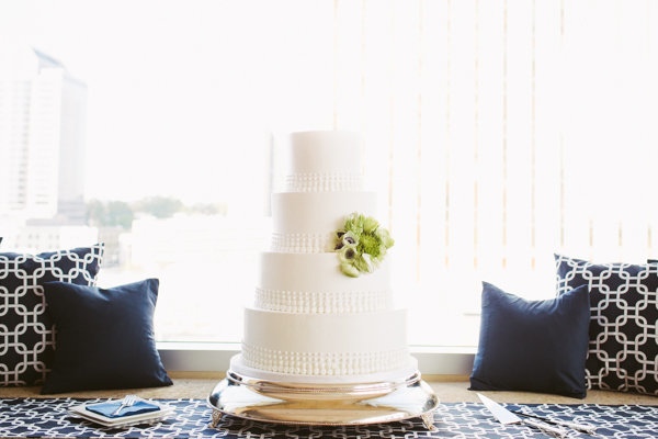 modern-museum-wedding-in-navy-and-white