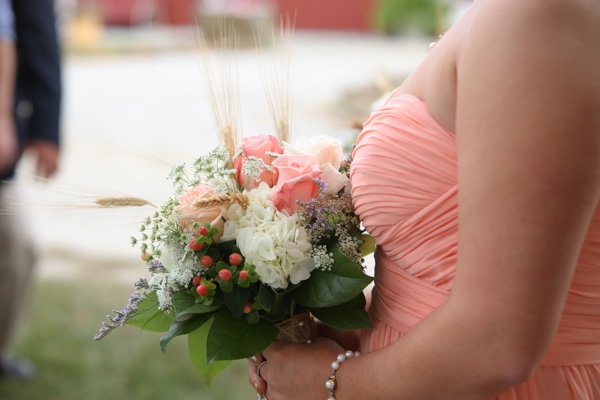 peach-and-white-nostalgic-wedding