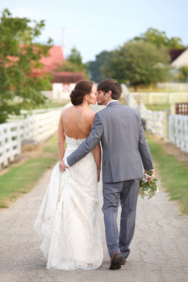 peach-and-white-nostalgic-wedding