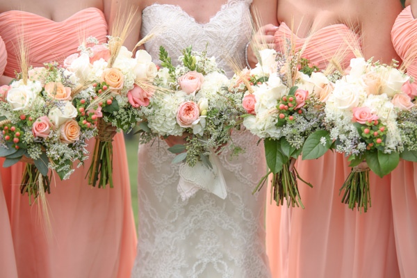 peach-and-white-nostalgic-wedding
