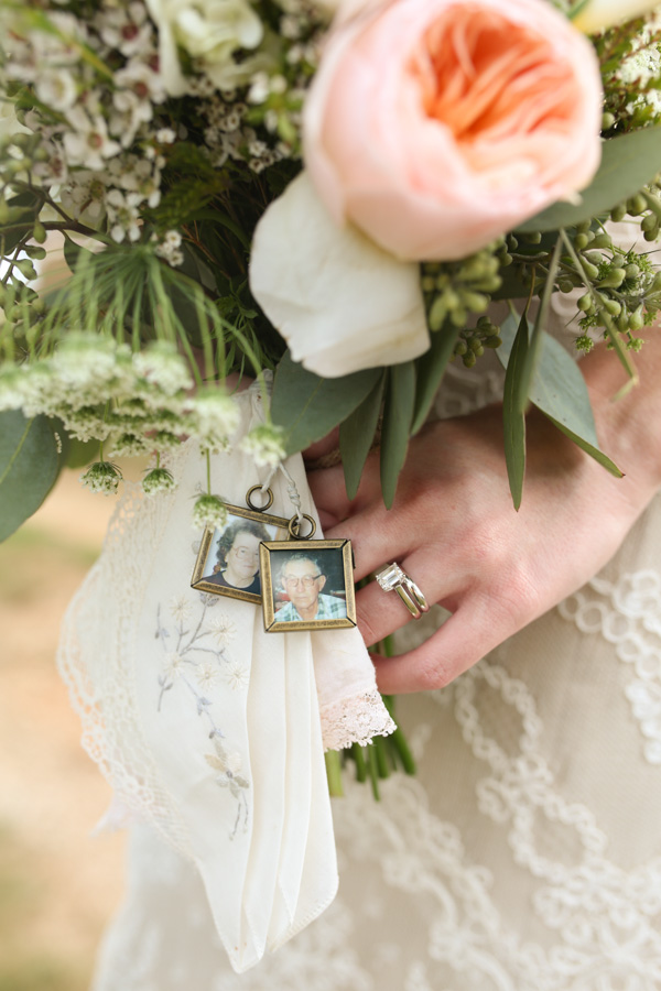 peach-and-white-nostalgic-wedding
