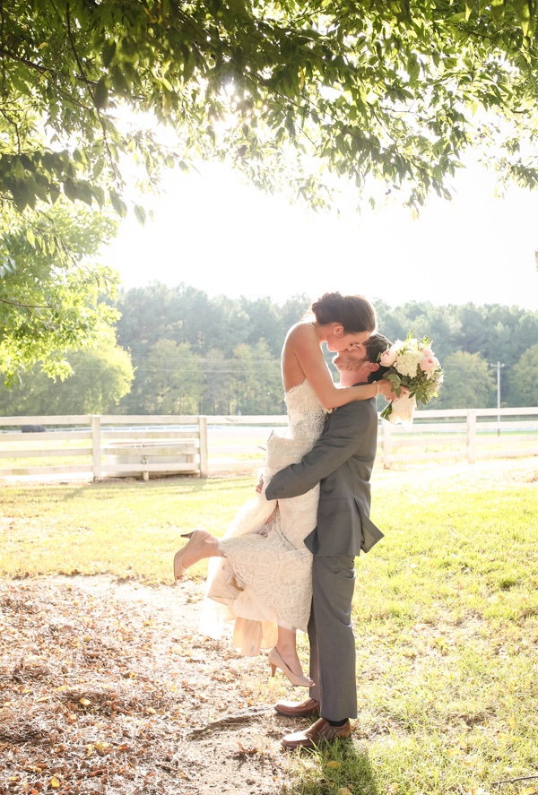 peach-and-white-nostalgic-wedding