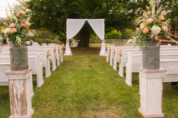 peach-and-white-nostalgic-wedding