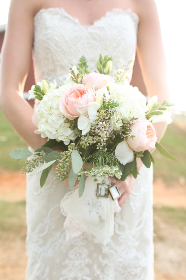 peach-and-white-nostalgic-wedding