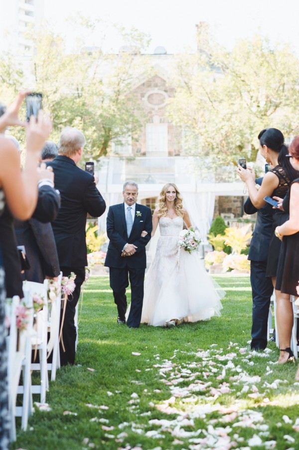super-romantic-garden-wedding