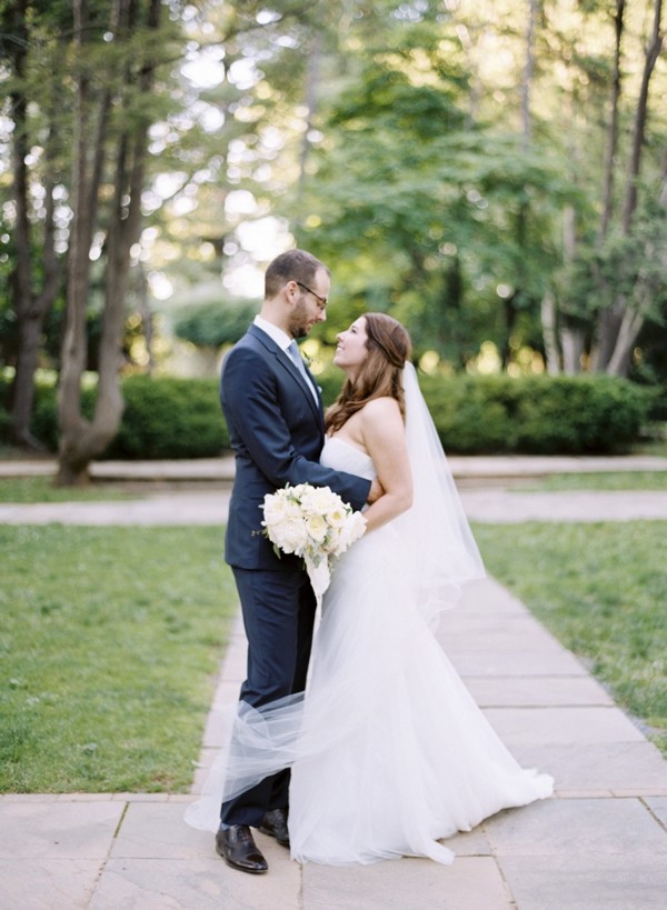 elegant-green-and-white-garden-wedding