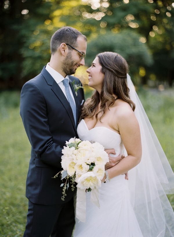 elegant-green-and-white-garden-wedding