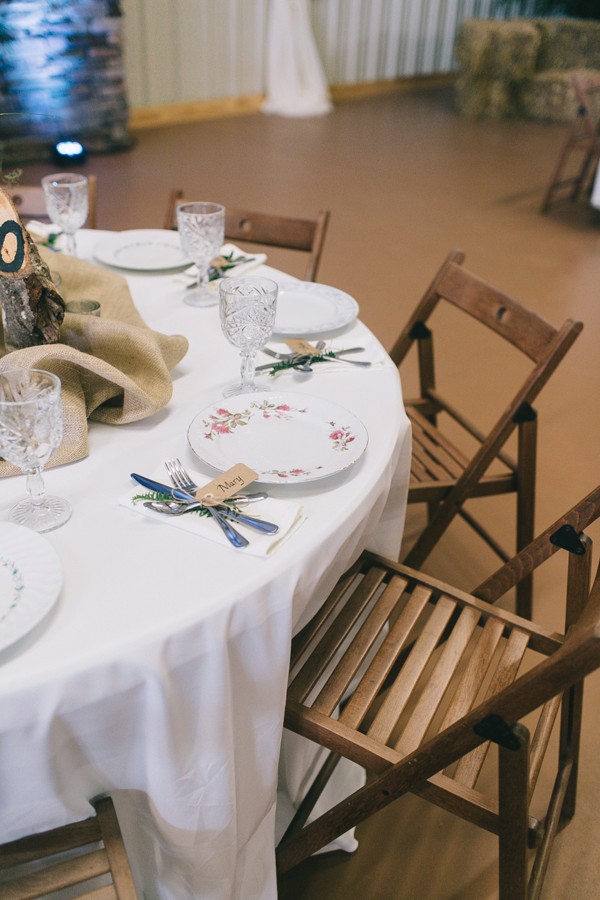 evening-wedding-in-a-barn